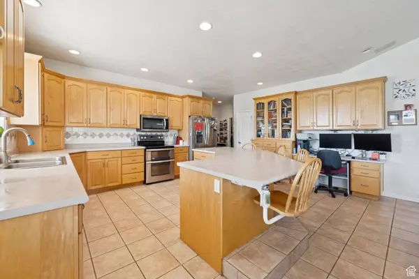 395 W BURTON LN, Kaysville, UT 84037
