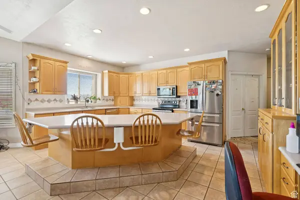 395 W BURTON LN, Kaysville, UT 84037