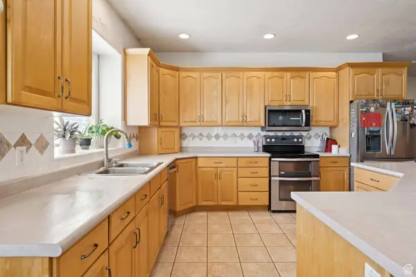 395 W BURTON LN, Kaysville, UT 84037