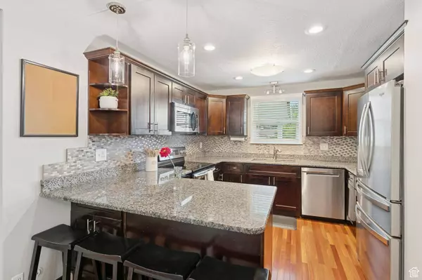 990 MANCHESTER RD E, Kaysville, UT 84037