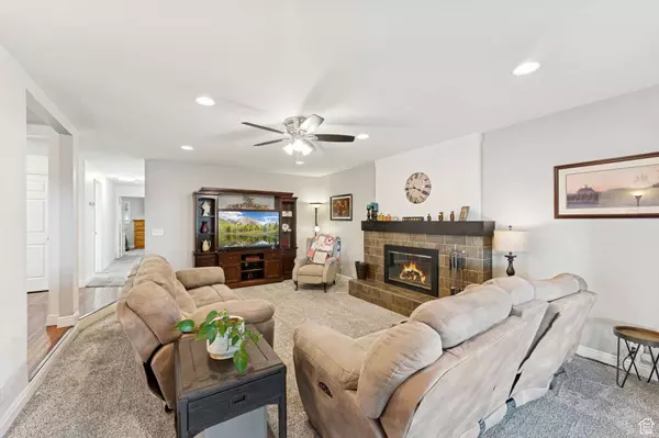 990 MANCHESTER RD E, Kaysville, UT 84037