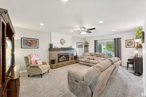 990 MANCHESTER RD E, Kaysville, UT 84037