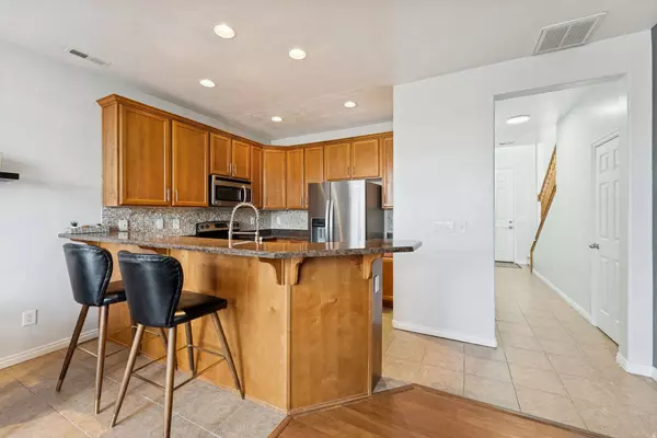 908 HALSTEAD DR N, North Salt Lake, UT 84054