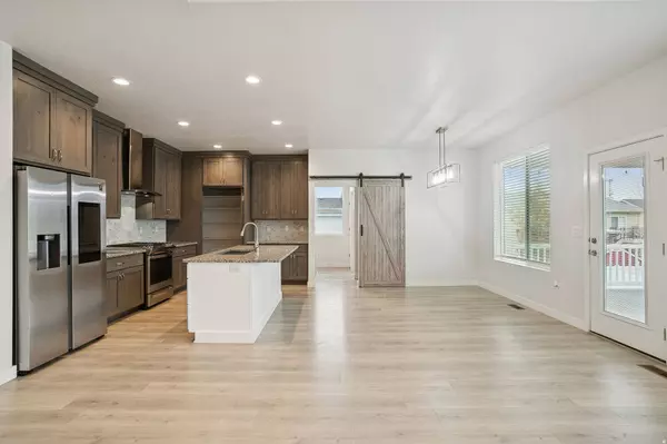 895 DUNES DR, Syracuse, UT 84075