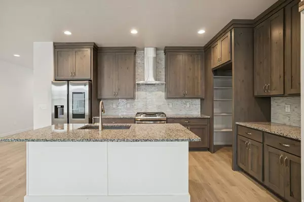 895 DUNES DR, Syracuse, UT 84075