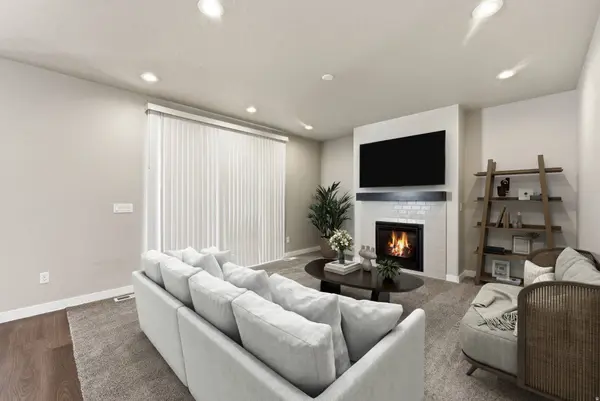 370 W PARKWAY DR, Kaysville, UT 84037
