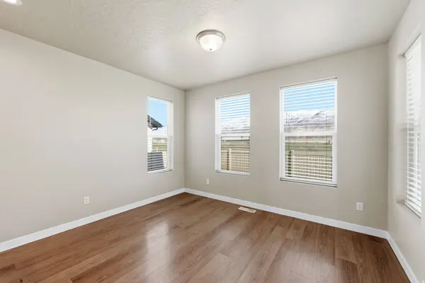 370 W PARKWAY DR, Kaysville, UT 84037