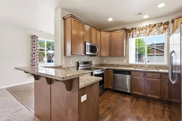 897 HALSTEAD DR, North Salt Lake, UT 84054