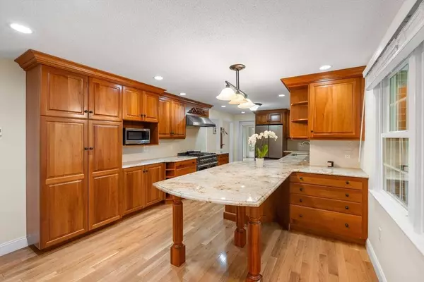 11 Farrwood Dr, Andover, MA 01810