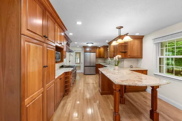 11 Farrwood Dr, Andover, MA 01810