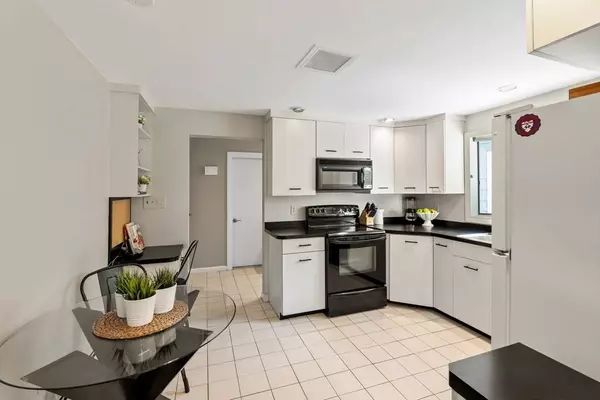 3 Hickory Ln, Andover, MA 01810