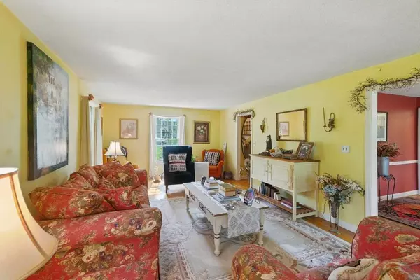 82 Raleigh Tavern Ln, North Andover, MA 01845