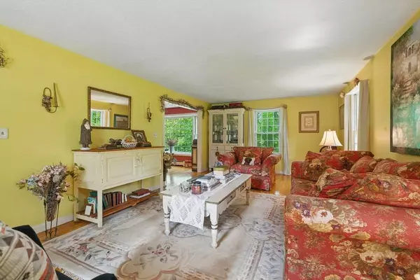 82 Raleigh Tavern Ln, North Andover, MA 01845