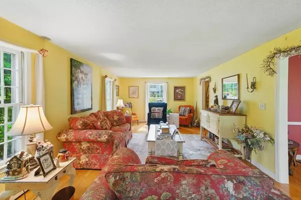 82 Raleigh Tavern Ln, North Andover, MA 01845