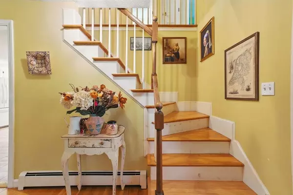 82 Raleigh Tavern Ln, North Andover, MA 01845