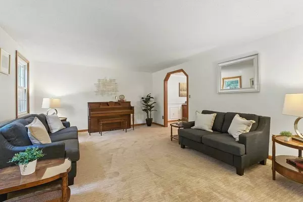 9 Ellsworth Rd, Andover, MA 01810