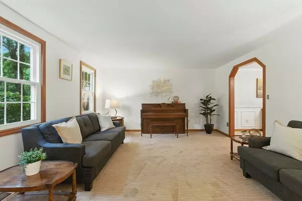 9 Ellsworth Rd, Andover, MA 01810