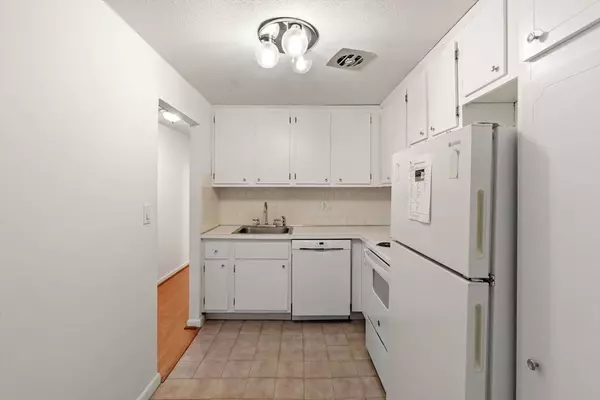 1 Colonial Dr #B1-8, Andover, MA 01810