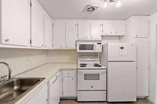 1 Colonial Dr #B1-8, Andover, MA 01810