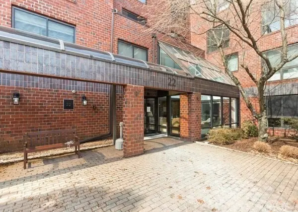 22 Railroad St #407, Andover, MA 01810