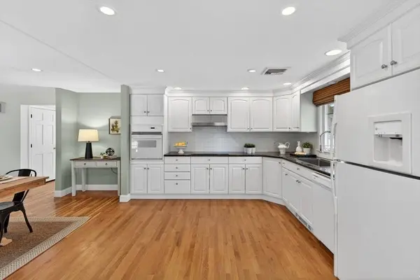 11 Rennie Dr, Andover, MA 01810