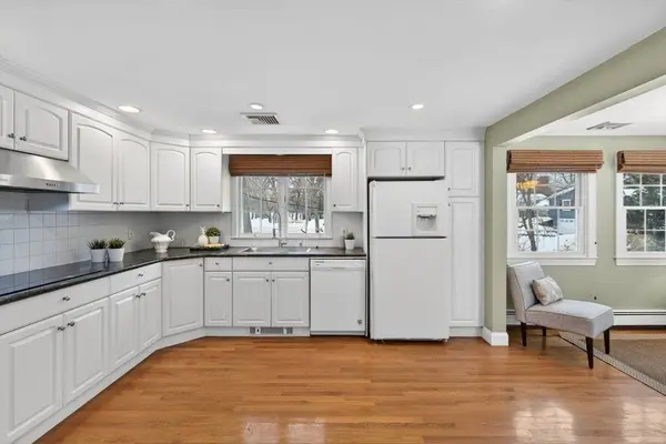 11 Rennie Dr, Andover, MA 01810