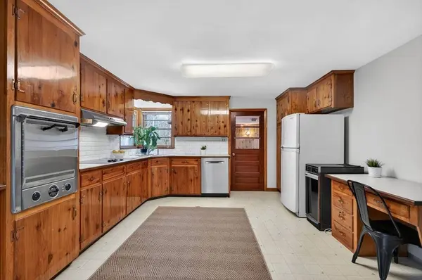 5 Crestwood Cir, Lawrence, MA 01843