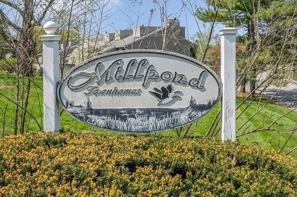 27 Mill Pond #27, North Andover, MA 01845