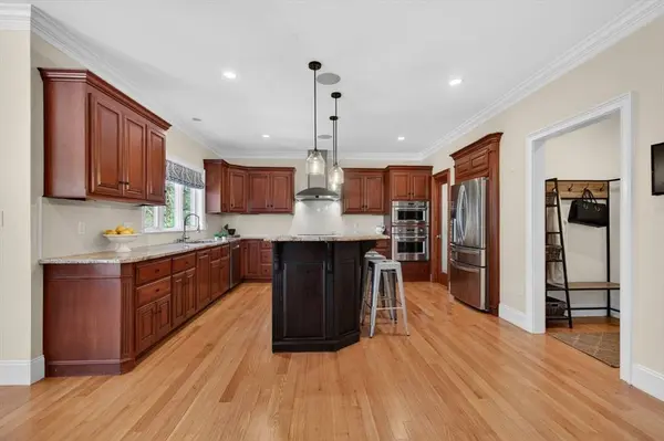 8 Fosters Pond Rd, Andover, MA 01810