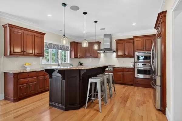 8 Fosters Pond Rd, Andover, MA 01810