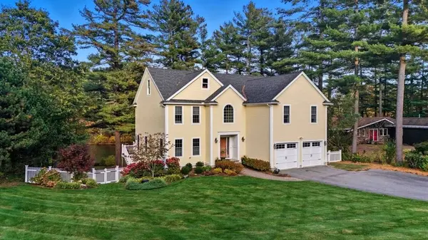8 Fosters Pond Rd, Andover, MA 01810