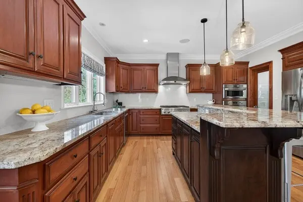 8 Fosters Pond Rd, Andover, MA 01810
