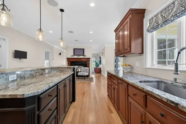 8 Fosters Pond Rd, Andover, MA 01810