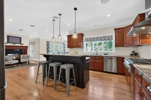 8 Fosters Pond Rd, Andover, MA 01810