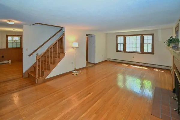 4 Applecrest Rd, Andover, MA 01810