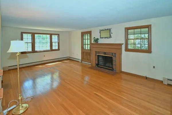 4 Applecrest Rd, Andover, MA 01810