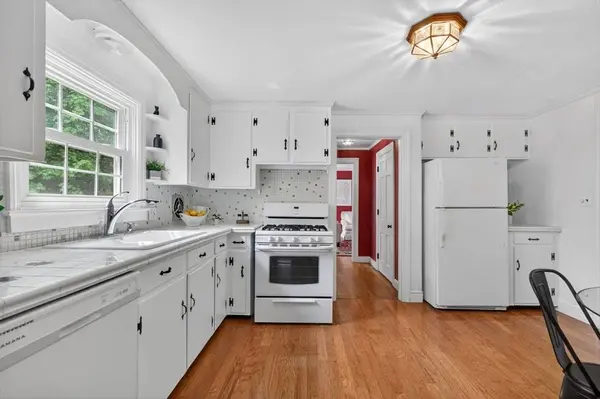9 Stratford Rd, Andover, MA 01810