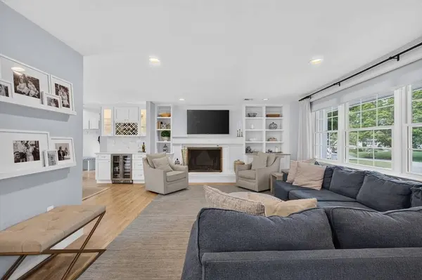 6 Hawthorne Cir, Andover, MA 01810