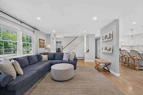 6 Hawthorne Cir, Andover, MA 01810
