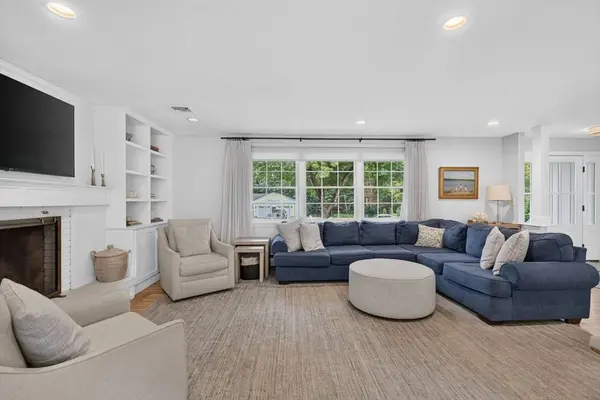 6 Hawthorne Cir, Andover, MA 01810