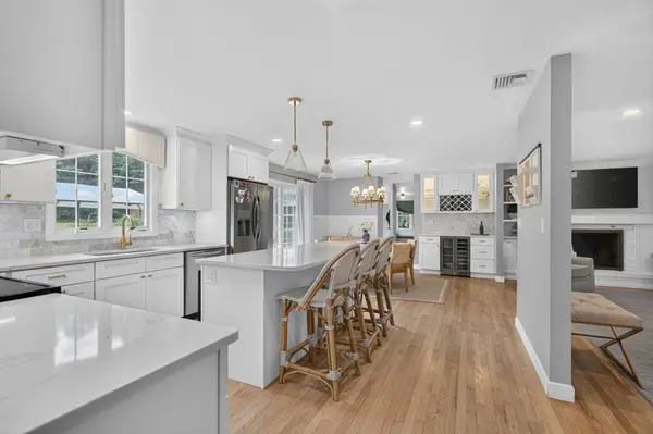 6 Hawthorne Cir, Andover, MA 01810