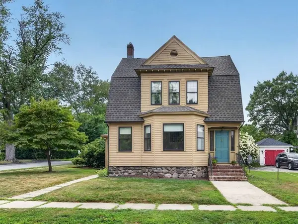 33 Lexington Ave, Haverhill, MA 01835