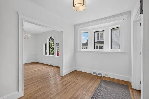 33 Lexington Ave, Haverhill, MA 01835