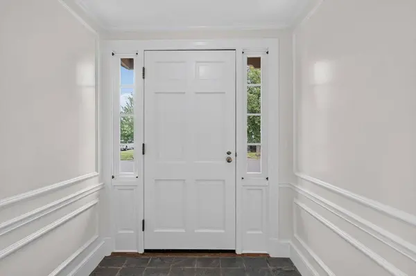 33 Lexington Ave, Haverhill, MA 01835