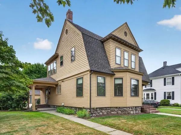 33 Lexington Ave, Haverhill, MA 01835