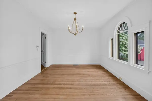 33 Lexington Ave, Haverhill, MA 01835