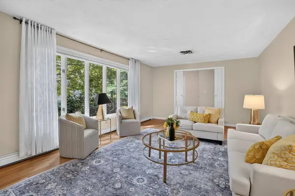 27 Algonquin Ave, Andover, MA 01810
