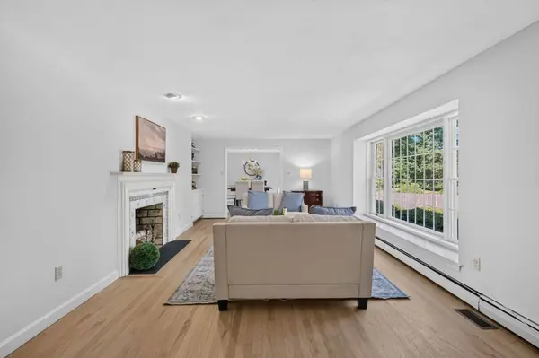132 Brentwood Cir, North Andover, MA 01845