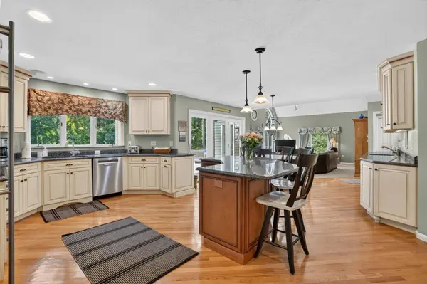 4 Chippy Ln, Andover, MA 01810