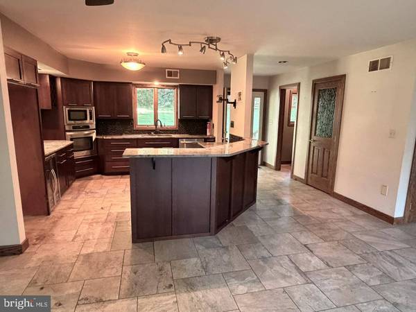 5 STONY HILL LN, Mertztown, PA 19539